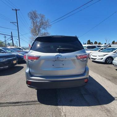 Silver Sky Metallic 2015 Toyota Highlander LE