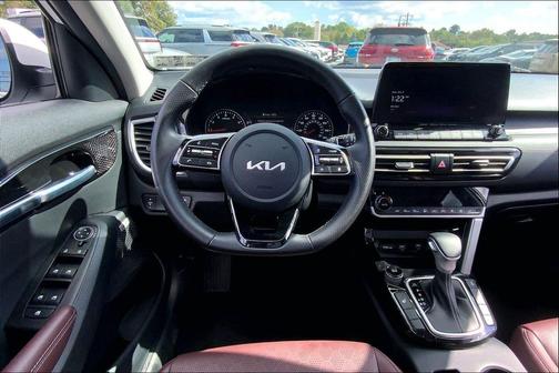 Snow White Pearl 2023 Kia Seltos SX