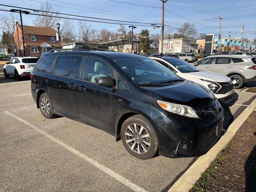 2018 Toyota Sienna LE