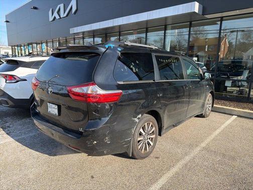 2018 Toyota Sienna LE