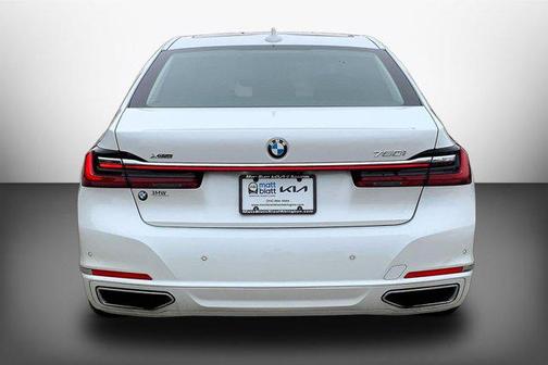 Mineral White Metallic 2021 BMW 750 i xDrive