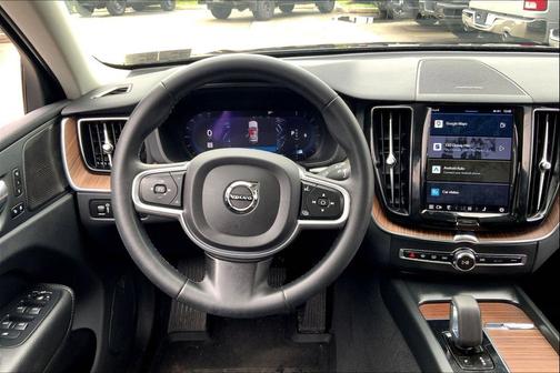 Platinum Gray Metallic 2022 Volvo XC60 Momentum