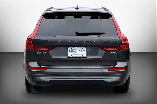 Platinum Gray Metallic 2022 Volvo XC60 Momentum