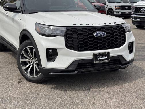 Star White Metallic Tri-Coat 2026 Ford Explorer ST-Line