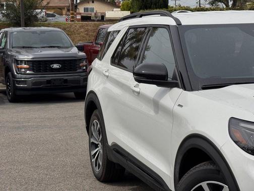 Star White Metallic Tri-Coat 2026 Ford Explorer ST-Line