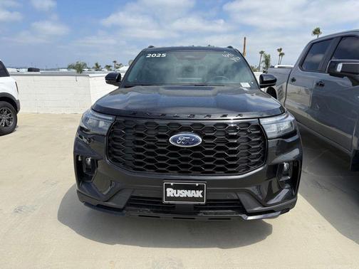 Agate Black Metallic 2025 Ford Explorer ST-Line