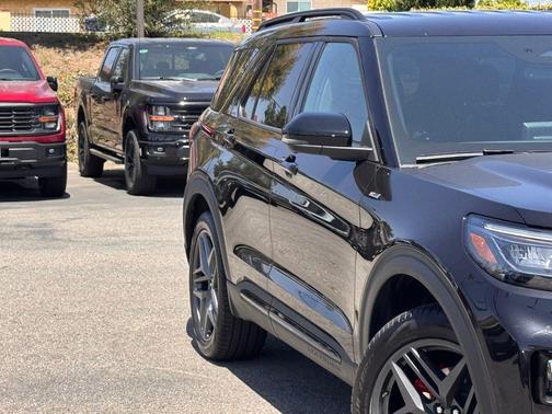 Agate Black Metallic 2025 Ford Explorer ST-Line