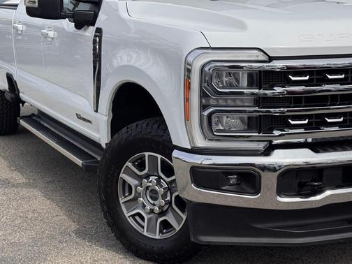 Oxford White 2023 Ford F-250 Lariat