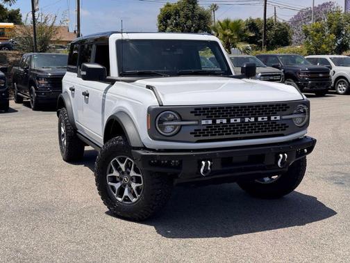 Oxford White 2025 Ford Bronco Badlands