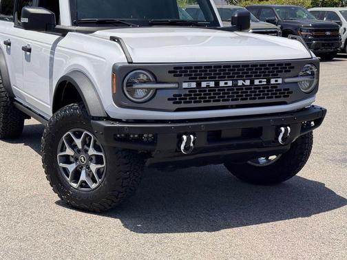 Oxford White 2025 Ford Bronco Badlands