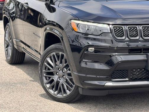 Diamond Black Crystal Pearlcoat 2024 Jeep Compass Limited