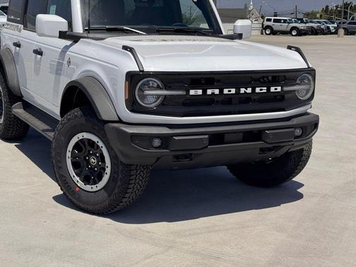 Oxford White 2026 Ford Bronco Outer Banks