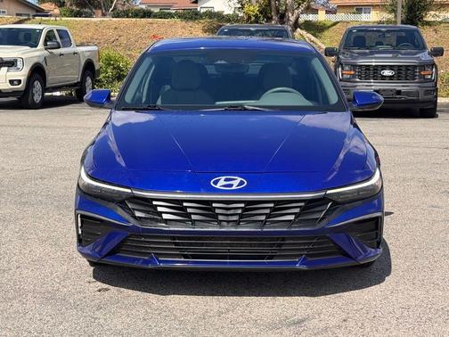 2024 Hyundai ELANTRA SE