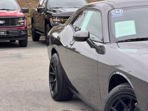 Granite Pearlcoat 2017 Dodge Challenger SXT