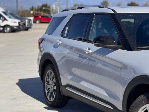 Space White Metallic 2026 Ford Explorer Platinum
