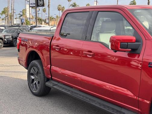 2025 Ford F-150 Lightning LARIAT