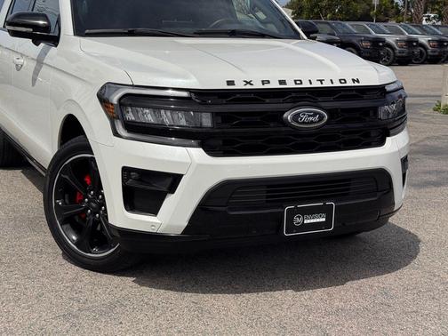 Star White Metallic Tri-Coat 2024 Ford Expedition Max Limited