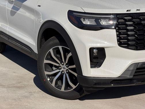Star White Metallic Tri-Coat 2026 Ford Explorer ST-Line