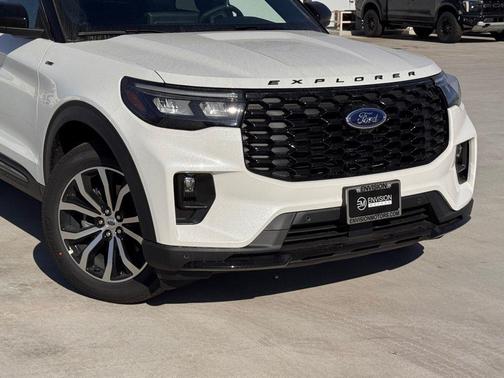 Star White Metallic Tri-Coat 2026 Ford Explorer ST-Line