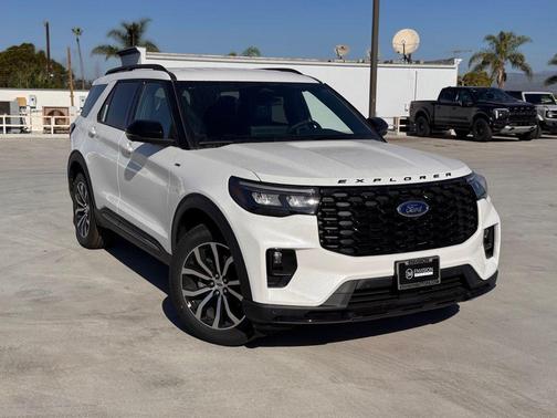 Star White Metallic Tri-Coat 2026 Ford Explorer ST-Line