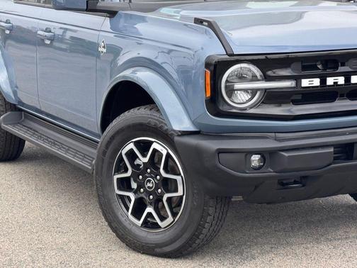 Azure Gray Metallic Tri-Coat 2025 Ford Bronco Outer Banks