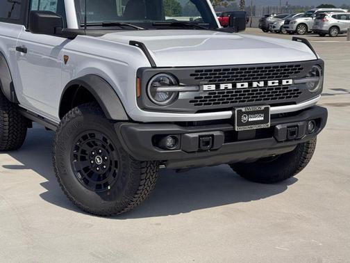 Oxford White 2026 Ford Bronco Badlands