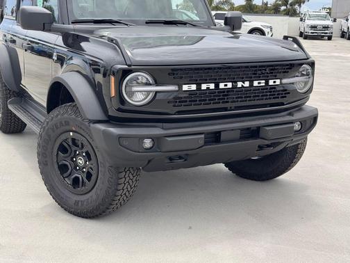 Shadow Black 2026 Ford Bronco Outer Banks