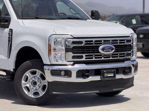 Oxford White 2025 Ford F-350 XLT