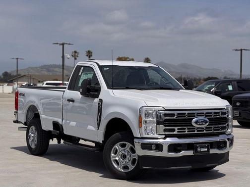 Oxford White 2025 Ford F-350 XLT
