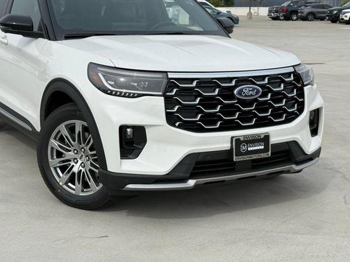 Star White Metallic Tri-Coat 2026 Ford Explorer Platinum