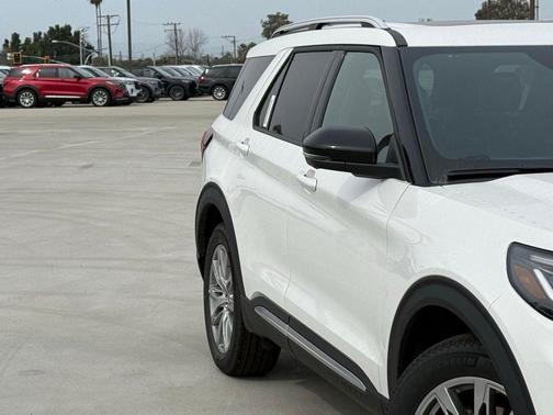 Star White Metallic Tri-Coat 2026 Ford Explorer Platinum