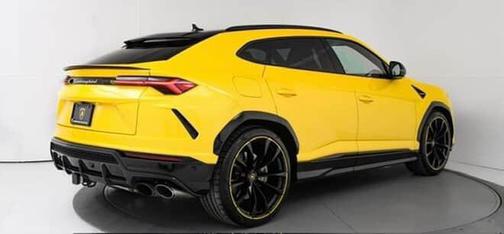 2022 Lamborghini Urus Pearl Capsule