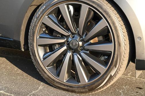 2024 Land Rover Range Rover P615 SV