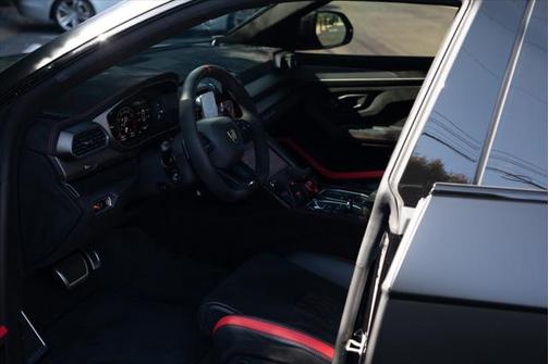 2024 Lamborghini Urus Performante