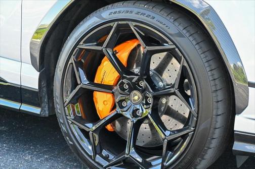 2024 Lamborghini Urus Performante