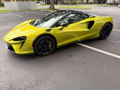 2023 McLaren Artura Coupe