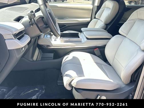 Infinite Black Metallic Clearcoat 2026 Lincoln Navigator Premiere