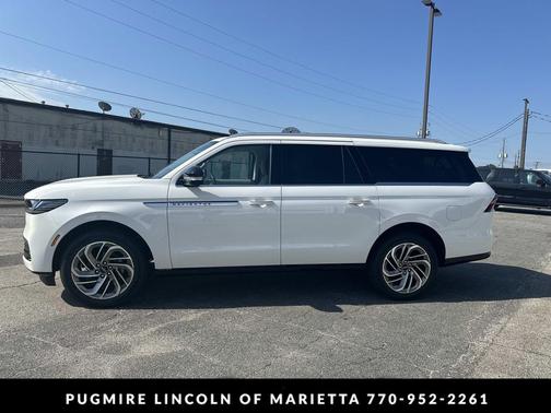 Pristine White Metallic Tri-Coat 2026 Lincoln Navigator Reserve