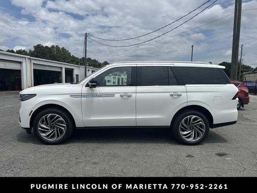 Pristine White Metallic Tri-Coat 2026 Lincoln Navigator Reserve
