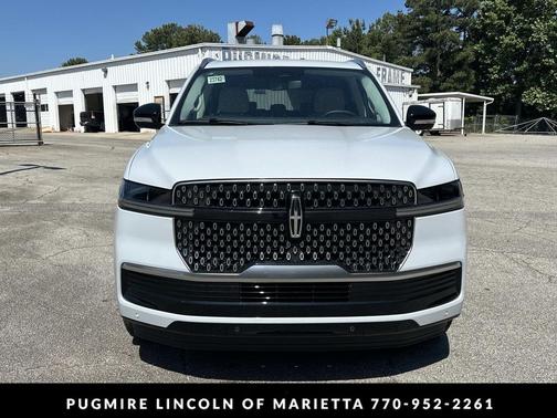 Crystal White Metallic Clearcoat 2026 Lincoln Navigator Reserve