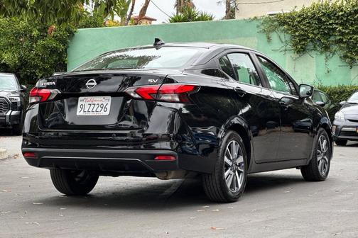 Super Black 2024 Nissan Versa 1.6 SV