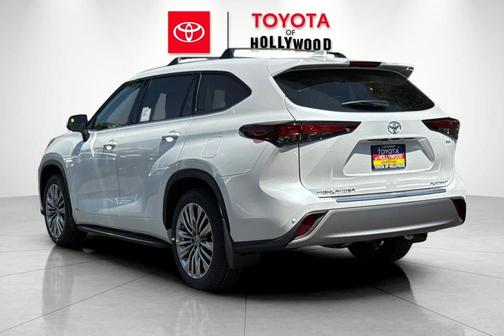 Wind Chill Pearl 2026 Toyota Highlander Hybrid Platinum