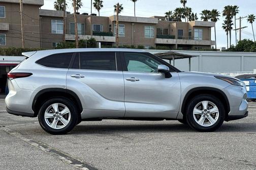 2025 Toyota Highlander LE