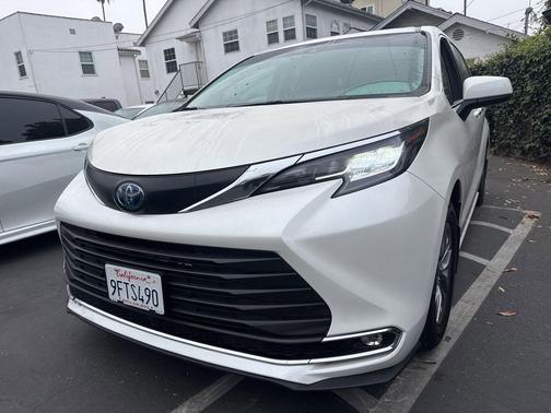 Blizzard Pearl 2021 Toyota Sienna XLE 8 Passenger