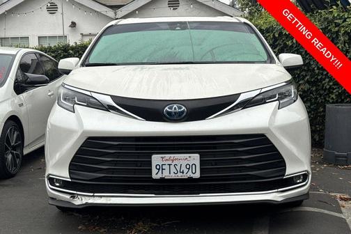 Blizzard Pearl 2021 Toyota Sienna XLE 8 Passenger