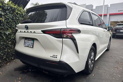 Blizzard Pearl 2021 Toyota Sienna XLE 8 Passenger