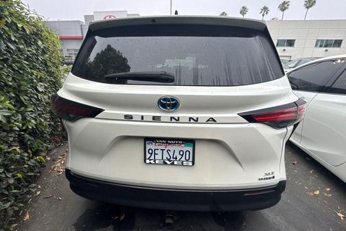 Blizzard Pearl 2021 Toyota Sienna XLE 8 Passenger