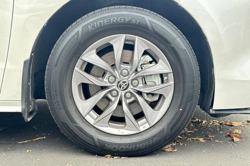 Blizzard Pearl 2021 Toyota Sienna XLE 8 Passenger