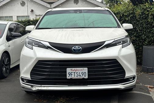 Blizzard Pearl 2021 Toyota Sienna XLE 8 Passenger