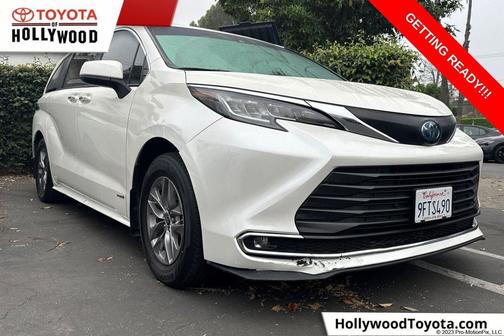 Blizzard Pearl 2021 Toyota Sienna XLE 8 Passenger